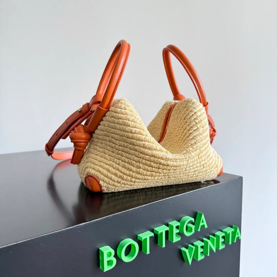 Batch 1560 BOTTEGA VENETA2025summer new burnt orange raffia loop👋🏻This small loop directly grows on my aesthetic point💥! The oversized buckles on both sides are amazing. The bag can be folded and used as a handle. You can easily switch between shoulder, crossbody and handbag, unlocking N ways to carry it✨! Iconic knot decoration, instantly recognizable as high-end! It is made of a super special raffia blended material, and the texture is ridiculously exquisite! Small-batch dyeing makes each bag unique in color. Carry it on the street in summer and slay the whole crowd! ! Traveling with the new color matching of BV Loop👜 is just like a vacation! Weaved with raffia, it is full of natural texture and summer style; paired with orange leather parts, the color contrast is sharp and fashionable. The overall style is casual yet sophisticated, suitable for matching with holiday or casual clothing, and can add highlights to your outfit. ✨The summer limited edition raffia is paired with bright orange, full of vitality! Wear it on your back and go on vacation together⛱️🍹 Style number: 19*12*9cm